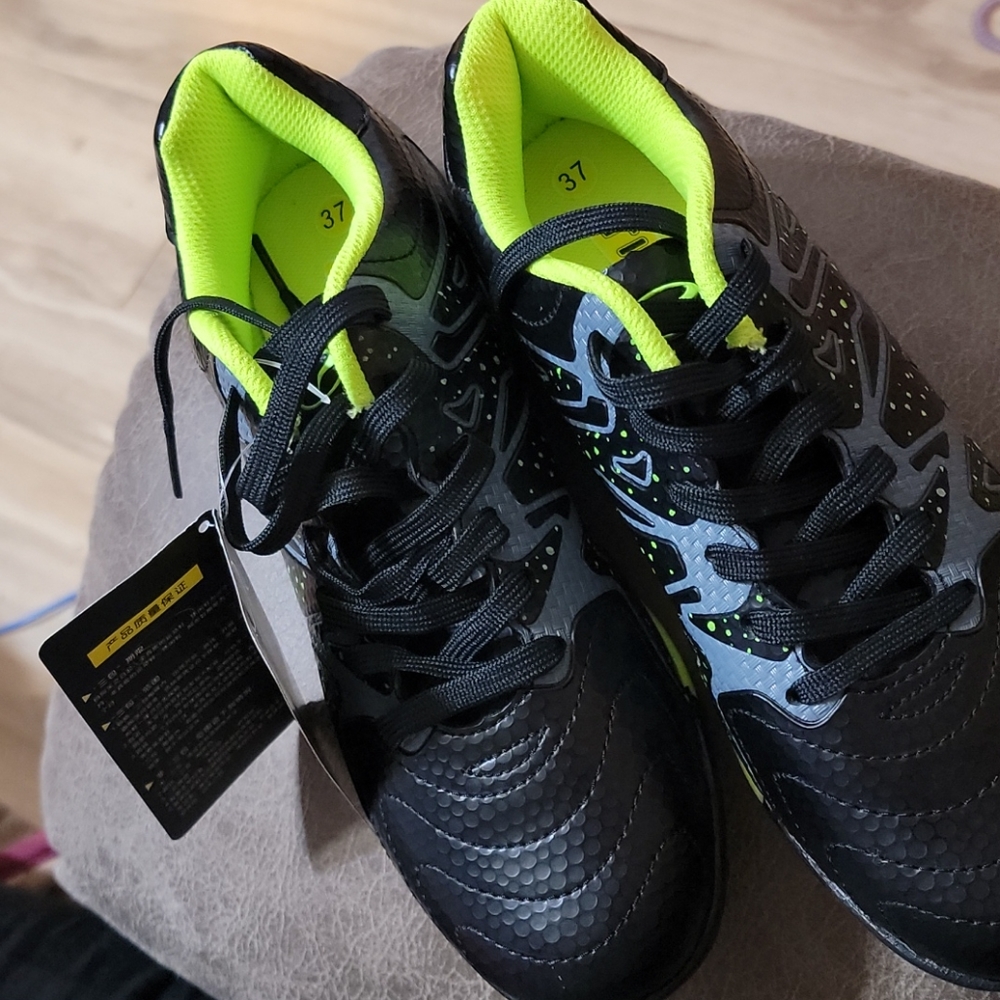 Sports shoes